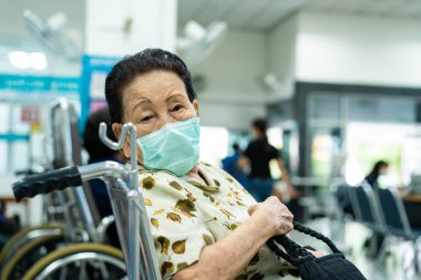 80 'li yaşlarda asyalı gergin bir kadın devlet hastanesinde doktorla görüşmek için bekliyor. Yaşlı adam hastanede endişeli bir yüz ifadesi takınıyor. 80-90 yaş arası Asyalı büyükanne portresi.
