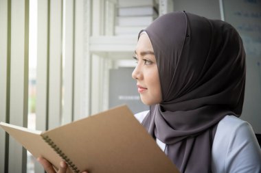 Ofiste çalışan güzel Asyalı Müslüman iş kadınının portresi, kültürel çeşitlilik ve cinsiyet kavramı.