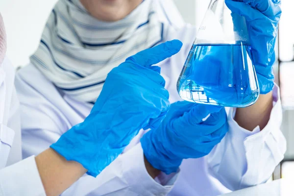 Asian Young Muslim Scientist Testing Chemical Experiment Hospital Laboratory Professional — Stock Photo, Image