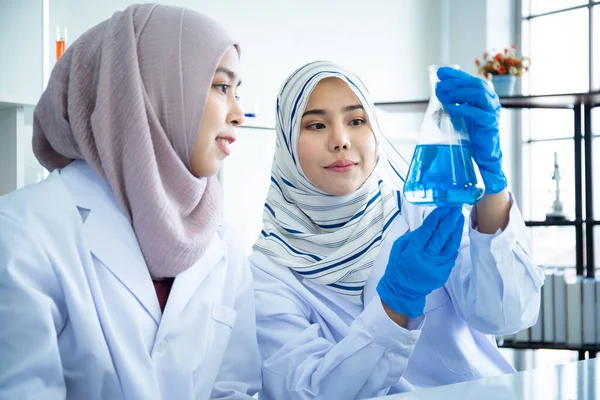 Científico Musulmán Joven Asiático Probando Experimento Químico Laboratorio Hospitalario Químico — Foto de Stock