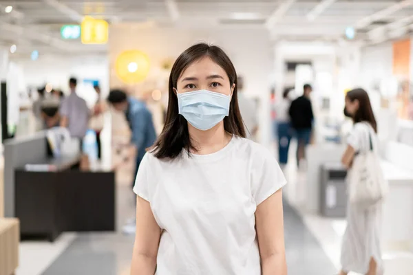 Mujer Que Lleva Una Máscara Protectora Higiene Para Proteger Virus — Foto de Stock