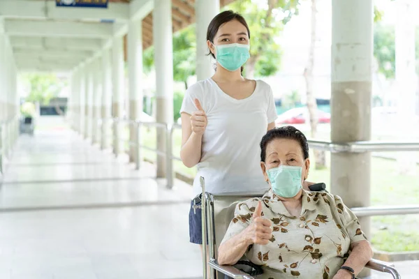 Joven Nieto Asiático Cuidando Abuela Sentada Silla Ruedas Abuela Casi — Foto de Stock