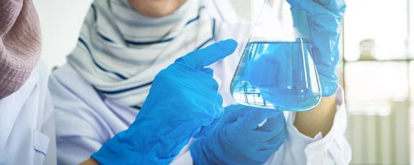 Two Asian Bio Chemists Making Experiment Laboratory Together Expert Chemistry — Stock Photo, Image