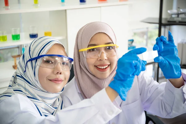 Two Asian Bio Chemists Making Experiment Laboratory Together Expert Chemistry — Stock Photo, Image