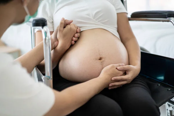 Esposo Cuidar Esposa Embarazada Sentada Una Silla Ruedas Marido Permanecer —  Fotos de Stock