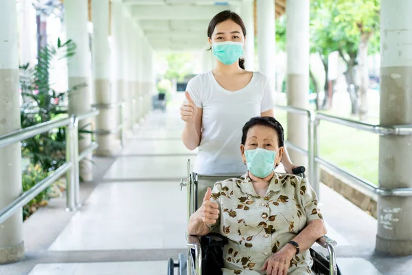 Joven Nieto Asiático Cuidando Abuela Sentada Silla Ruedas Abuela Casi — Foto de Stock