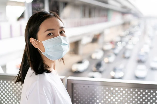 Mujer Asiática Pie Puente Ciudad Totalmente Con Polvo Pm2 Mujer — Foto de Stock