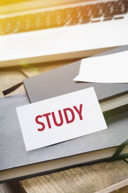 Çalışma, kartta yazılı, covid-19 küresel virüs salgını sosyal sorun başlıkları ve kelime oyunları serisi