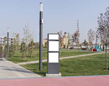 Parktaki boş reklam panosu. Parktaki işaret direği.
