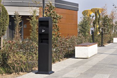 Çöp kutusunu ayır. Şehir parkında