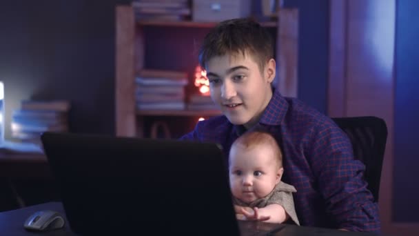 Pojke och baby leker med laptop — Stockvideo