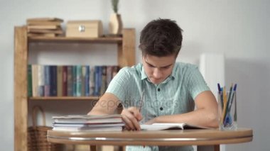 Üzgün öğrenci ödev