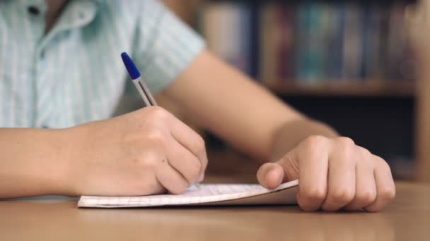 Jongen schrijft en denkt — Stockvideo