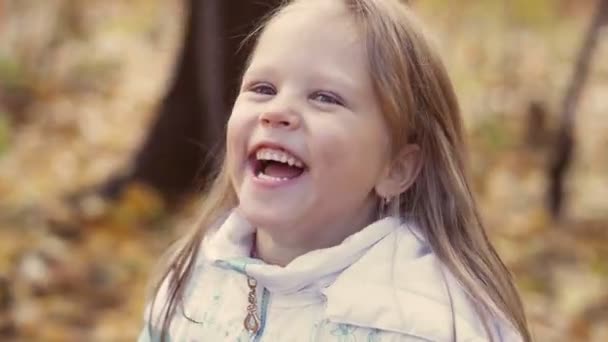 Menina sorridente em um dia de primavera para um passeio — Vídeo de Stock