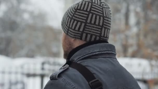 Man gaat door de stad in de winter — Stockvideo