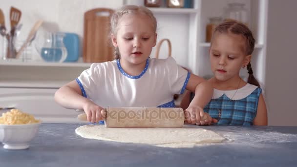 Niñas rodaron masa de pizza — Vídeo de stock