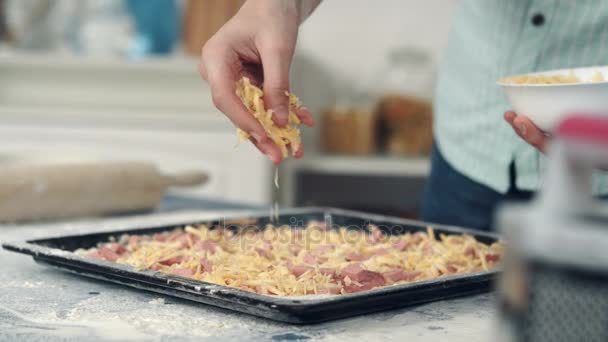 Saupoudrer de fromage la pizza main du chef — Video