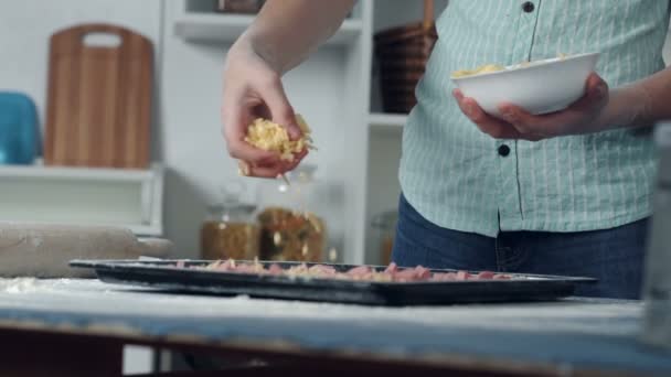 Szef kuchni strony posypać pizza z serem — Wideo stockowe