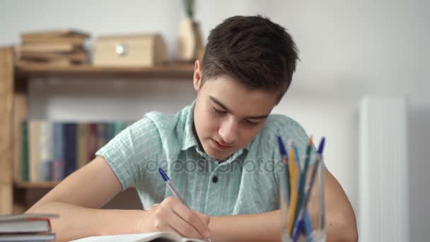 Хлопчик пише і робить уроки — стокове відео