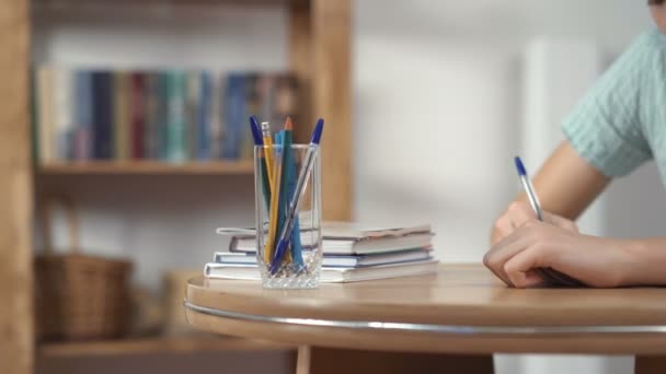 Office concept met pennen en potloden — Stockvideo