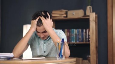 Üzgün öğrenci ödev