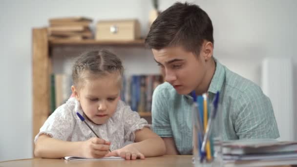 Adolescente y niña aprendizaje — Vídeos de Stock