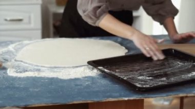 pizza hamur yapma eller yemek