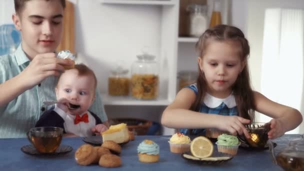 Lustige Kinder essen Süßigkeiten — Stockvideo