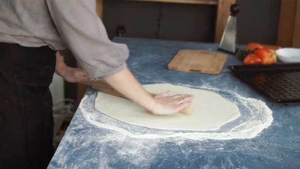 Koken handen pizza deeg gerold — Stockvideo