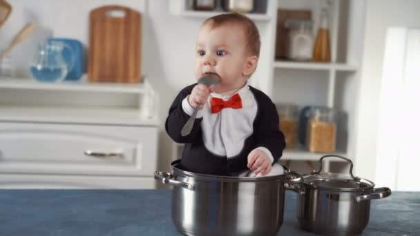 Μωρό σεφ που κάθεται σε μια κατσαρόλα — Αρχείο Βίντεο