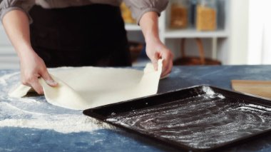 pizza hamur yapma eller yemek