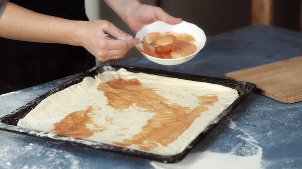 Chef making pizza at kitchen — Stock Photo, Image