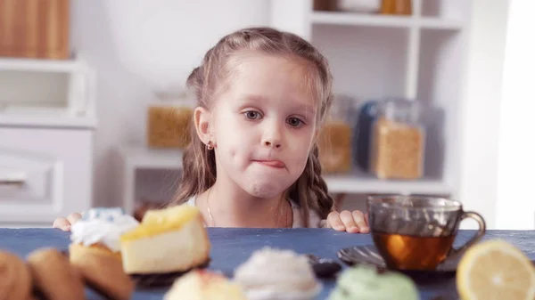 어린 소녀는 과자에서 보이는 — 스톡 사진