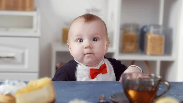 Kleine baby kijken naar snoep — Stockfoto