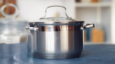 Mutfak masasına yemek ile pan