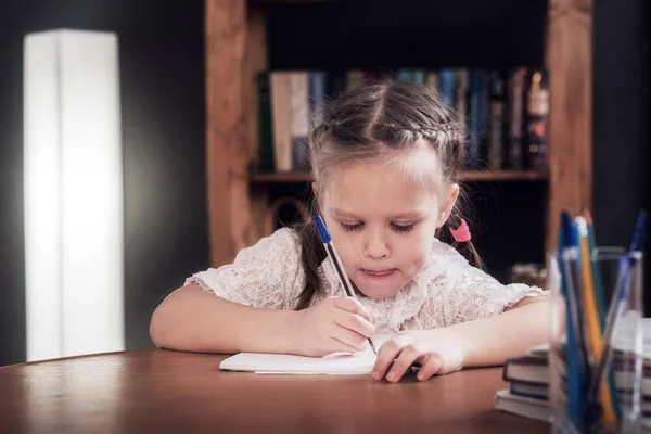 Niña consigue educación Fotos de stock libres de derechos