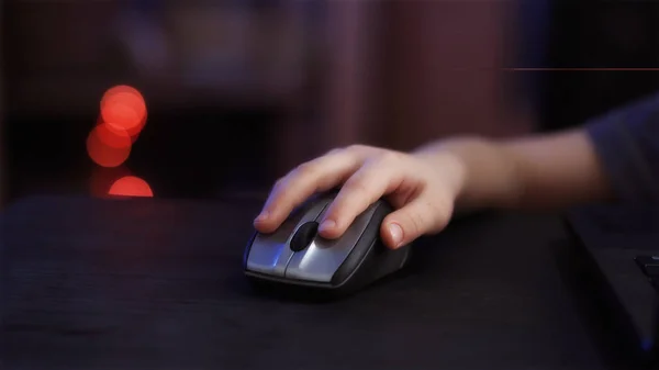 컴퓨터 마우스와 함께 자녀의 손 — 스톡 사진