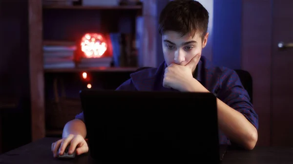 Nastolatek z laptopa działa — Zdjęcie stockowe