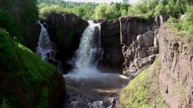 ABD / Kanada sınırındaki Grand Portage Eyalet Parkı 'ndaki High Fallas şelalesi MN' deki en yüksek şelale.