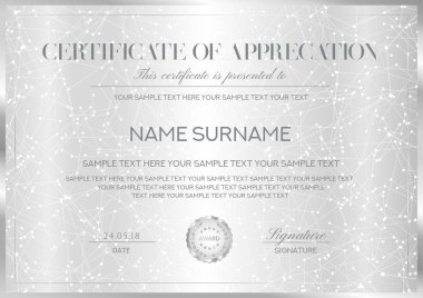 Gümüş arkaplan, sınır ve amblem içeren sertifika vektör şablonu. Diploma, tapu, takdir belgesi, başarı belgesi için resmi Guilloche modeli.