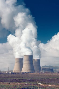 enerji santralı boruları ile duman