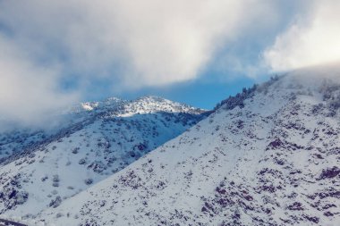 Karlı ve bulutlu Dağları