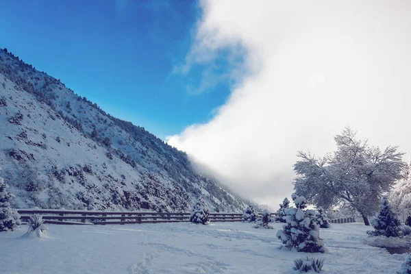 Zavaros és a havas hegyek — Stock Fotó