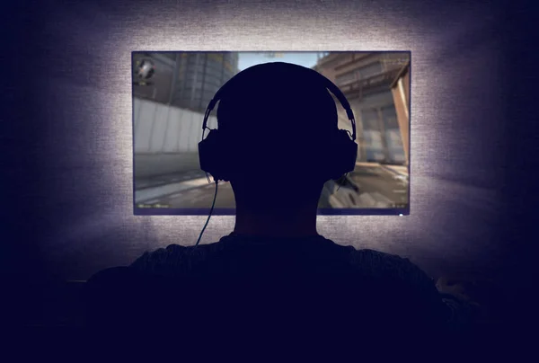 Gamer in front of a blank monitor — Stock Photo, Image