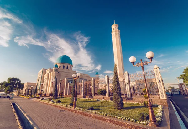 Мечеть над голубым небом — стоковое фото