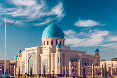 Mavi gökyüzü üzerinde Camii