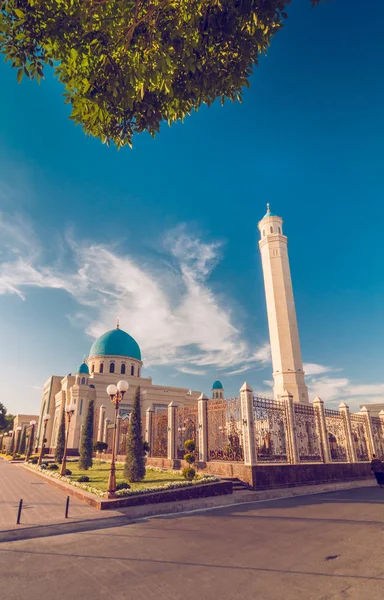 Moskén under blå himmel — Stockfoto