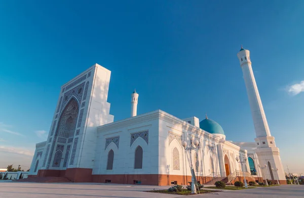 Мечеть на закате — стоковое фото