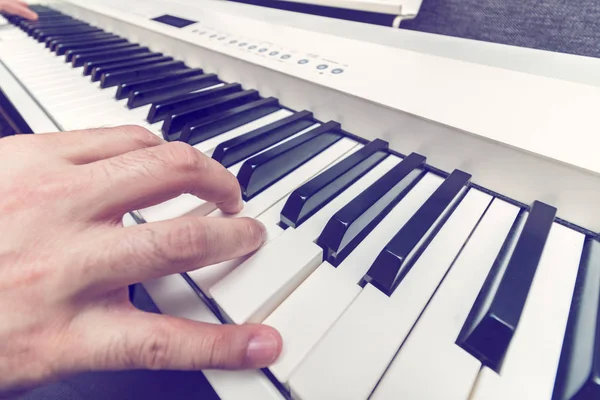 Spelen op de piano man — Stockfoto