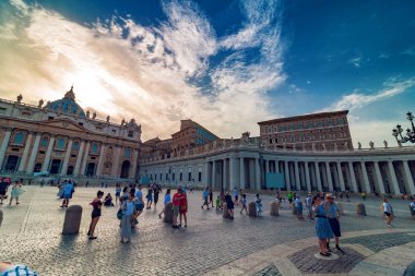 Turistlerin gün batımında St Peter's Basilica